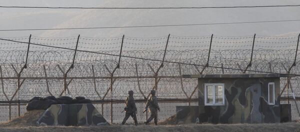 South Korean army soldiers patrol along the barbed-wire fence in Paju, South Korea, near the border with North Korea, Monday, March 6, 2017. - Sputnik International