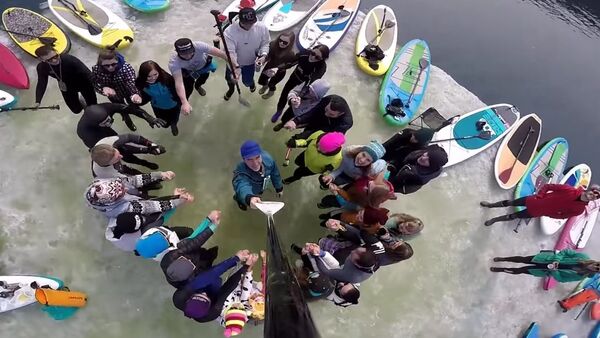 Surfers Hijack Ice Float in Vladivostok - Sputnik International