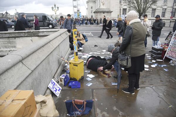 Injured people are assisted after an incident on Westminster Bridge in London, Britain. - Sputnik International