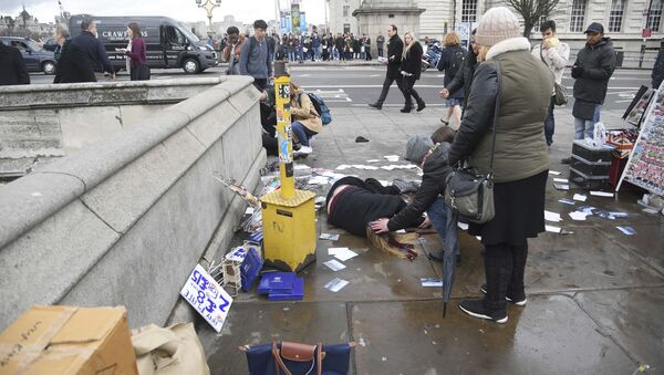 Injured people are assisted after an incident on Westminster Bridge in London, Britain - Sputnik International