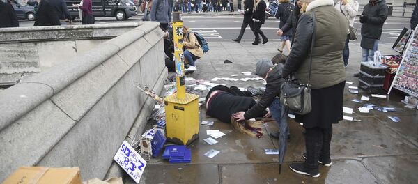 Injured people are assisted after an incident on Westminster Bridge in London, Britain - Sputnik International