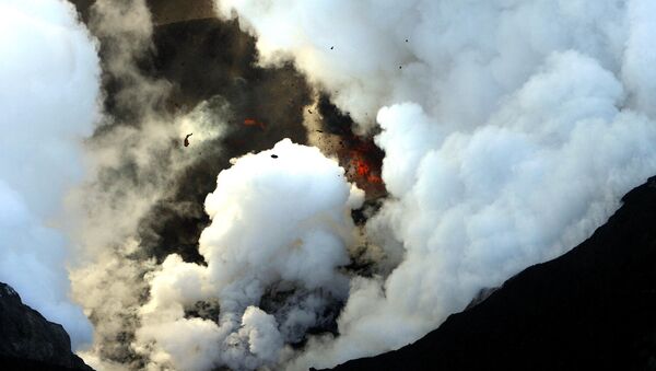 Activity is seen from the volcano in southern Iceland's Eyjafjallajokull glacier, Wednesday, April 21, 2010 - Sputnik International