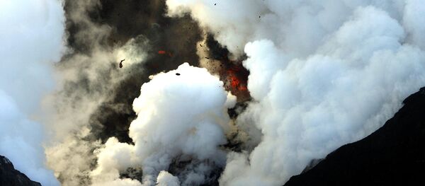 Activity is seen from the volcano in southern Iceland's Eyjafjallajokull glacier, Wednesday, April 21, 2010 - Sputnik International