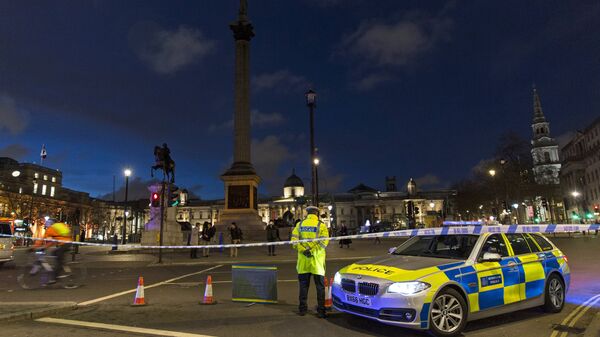 Полицейский на Парламентской площади в Лондоне после теракта - Sputnik International