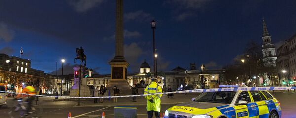 A British police officers stands on duty at a cordonned off road, leading towards Parliament Square, in central London on March 22, 2017, in the aftermath of a terror incident at Parliament. - Sputnik International