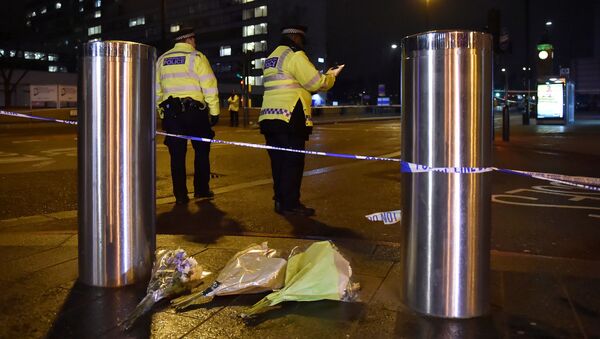 Flowers are laid at the scene after an attack on Westminster Bridge in London, Britain, March 22, 2017. - Sputnik International