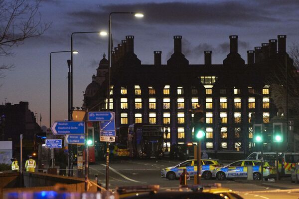 British police officers work on Westminster Bridge, adjacent to the Houses of Parliament in Westminster, central London on March 22, 2017, in the aftermath of a terror incident. - Sputnik International