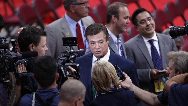 Trump Campaign Chairman Paul Manafort is surrounded by reporters on the floor of the Republican National Convention in Cleveland. (File) - Sputnik International
