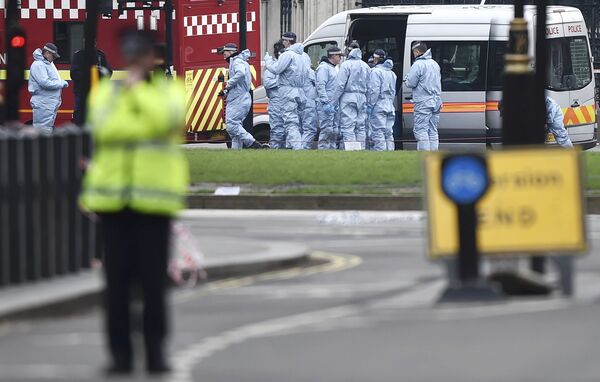 Police officers work in Westminster the morning after an attack in London, Britain, March 23, 2017. - Sputnik International