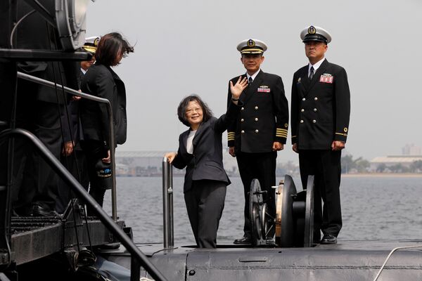 Taiwan President Tsai Ing-wen waves as she boards Hai Lung-class submarine (SS-794) during her visit to a navy base in Kaohsiung, Taiwan March 21, 2017. - Sputnik International
