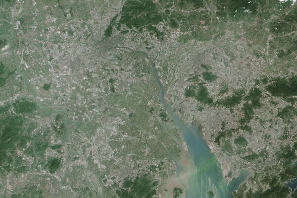China’s Pearl River Delta with a large blue streak of pollution running through it. China’s Pearl River Delta with a large blue streak of pollution running through it. - Sputnik International