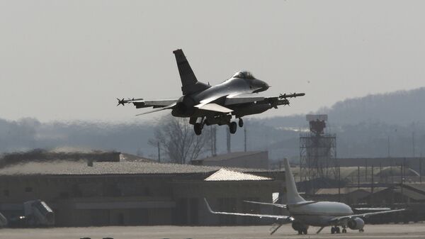 A U.S. Air Force F-16 fighter jet prepares to land on the runway during a military exercise at the Osan U.S. Air Base in Osan, South Korea, Wednesday, April 10, 2013 - Sputnik International