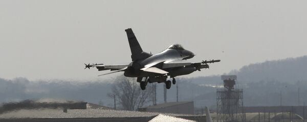 A U.S. Air Force F-16 fighter jet prepares to land on the runway during a military exercise at the Osan U.S. Air Base in Osan, South Korea, Wednesday, April 10, 2013 - Sputnik International