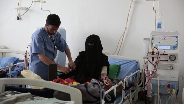 A doctor checks Aom Habeeb Hussen, 39, receiving dialysis treatment at the Kidney Center in the Republican Hospital in Sanaa, Yemen, Tuesday, July 26, 2016 - Sputnik International