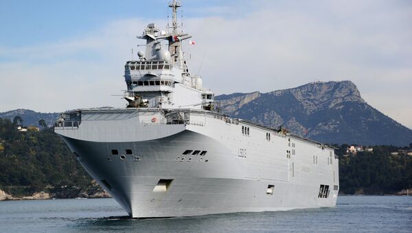 The French Mistral high-tech amphibious helicopter carrier assault and command ship is moored on February 18, 2011 in the bay of Toulon, southern France - Sputnik International