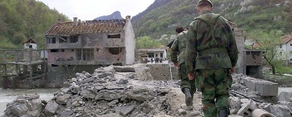 Yugoslav soldiers walk on Murino bridge alledgedly damaged by NATO air strikes, some 130 km from Podgorica, 02 May 1999 - Sputnik International
