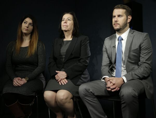 Christine Levinson, center, wife of Robert Levinson, and her children, Dan and Samantha Levinson, talk to reporters. Christine Levinson, center, wife of Robert Levinson, and her children, Dan and Samantha Levinson, talk to reporters. - Sputnik International