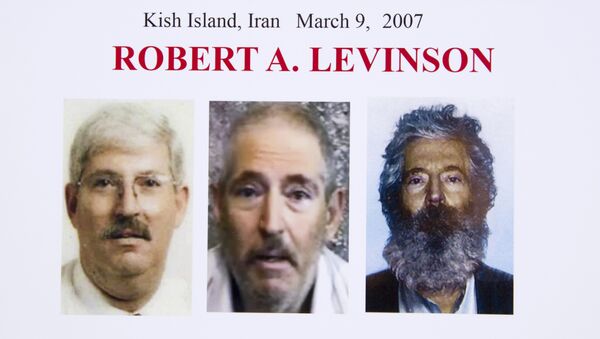 An FBI poster showing a composite image of former FBI agent Robert Levinson (R) of how he would look like now after five years in captivity, and an image (C) taken from the video released by his kidnappers, and a picture before he was kidnapped (L). - Sputnik International