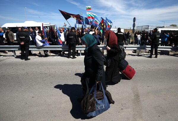 Women carry their luggage as they cross the border crossing between Turkey and Bulgaria on foot during a protest at Kapitan Andreevo border checkpoint, Bulgaria March 24, 2017 - Sputnik International