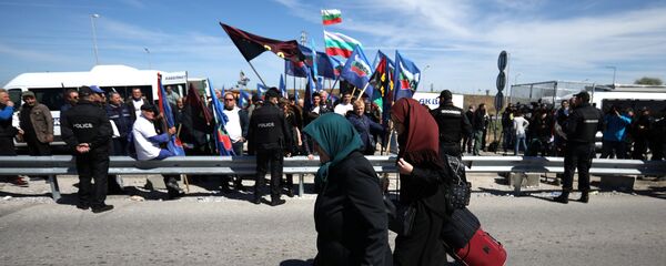 Women carry their luggage as they cross the border crossing between Turkey and Bulgaria on foot during a protest at Kapitan Andreevo border checkpoint, Bulgaria March 24, 2017 - Sputnik International