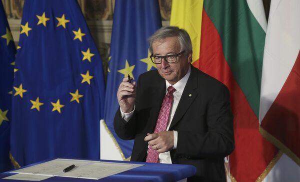 European Commission President Jean-Claude Juncker holds up a pen after signing document during the EU leaders meeting on the 60th anniversary of the Treaty of Rome, in Rome, Italy March 25, 2017 - Sputnik International