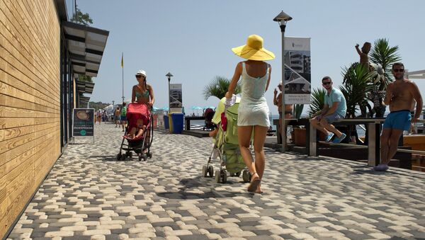 Mothers with baby-strollers walk on the waterfront running along Massandra Beach, Yalta - Sputnik International