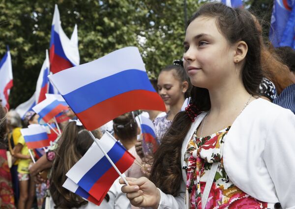 Crimeans celebrate Russia's National Flag Day at the Lenin Square in Simferopol Crimeans celebrate Russia's National Flag Day at the Lenin Square in Simferopol - Sputnik International