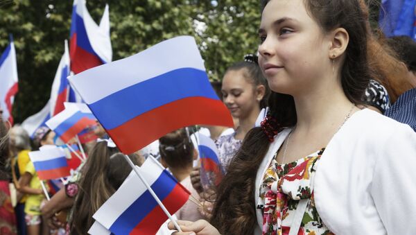 Crimeans celebrate Russia's National Flag Day at the Lenin Square in Simferopol - Sputnik International