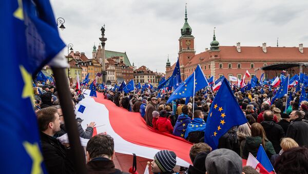 People with EU and Polish flags attend a demonstration of the Committee for Democracy Defence (KOD), in Warsaw, on March 25, 2017, to mark the 60th anniversary of the Rome treaty - Sputnik International