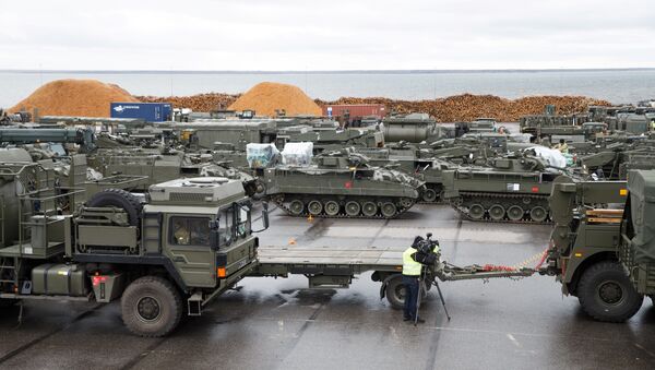 British tanks and military vehicles are unloaded at the port Estonian of Paldiski on March 22, 2017 - Sputnik International