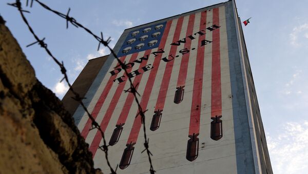 Graffiti with anti-US slogan is seen decorating the wall of a building in Tehran on July 14, 2015 - Sputnik International