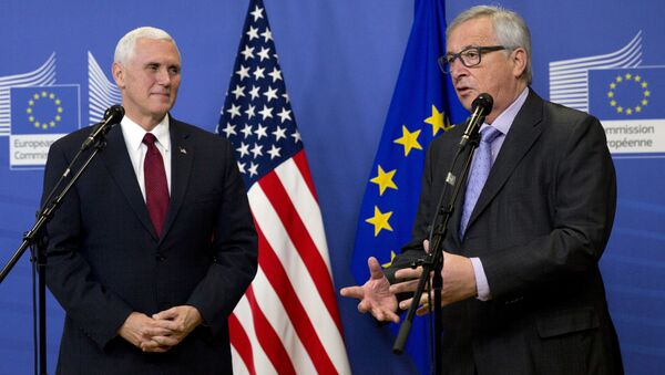 United States Vice President Mike Pence, left, and European Commission President Jean-Claude Juncker address a media conference prior to a meeting at EU headquarters in Brussels on Monday, Feb. 20, 2017 - Sputnik International