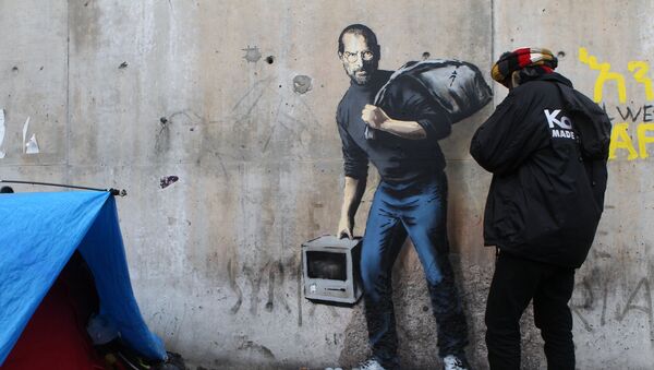 Граффити Бэнкси изображающее Стива Джобса на стене лагеря беженцев во Франции - Sputnik International