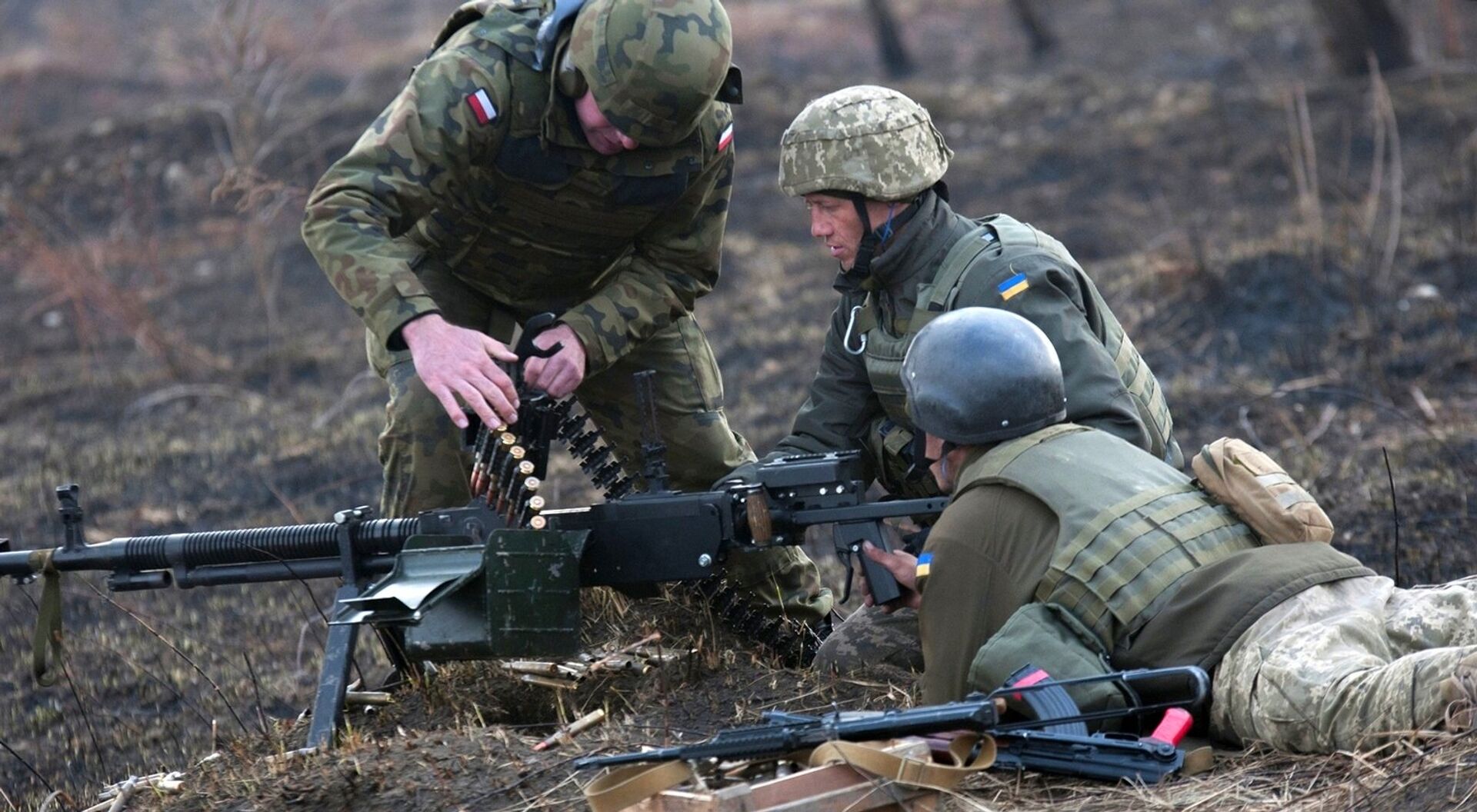  Ukrainian troops being 'trained' to handle their heavy machinegun by a Polish instructor, March 2017 - Sputnik International, 1920, 29.03.2022