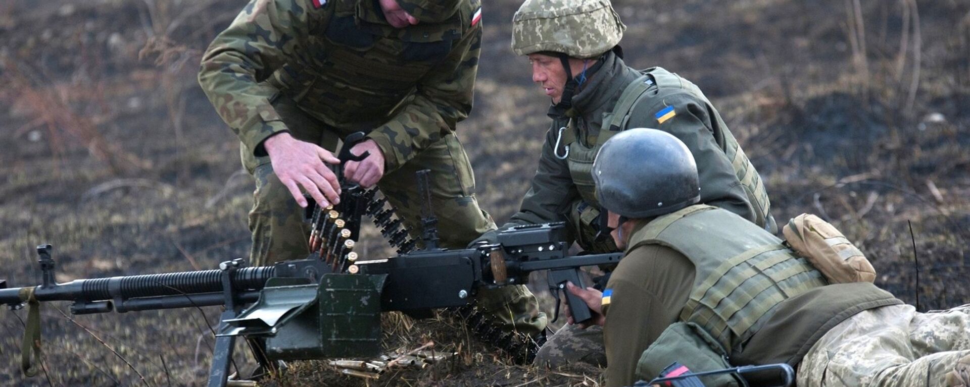  Ukrainian troops being trained to handle their heavy machinegun by a Polish instructor, March 2017 - Sputnik International, 1920, 18.01.2023