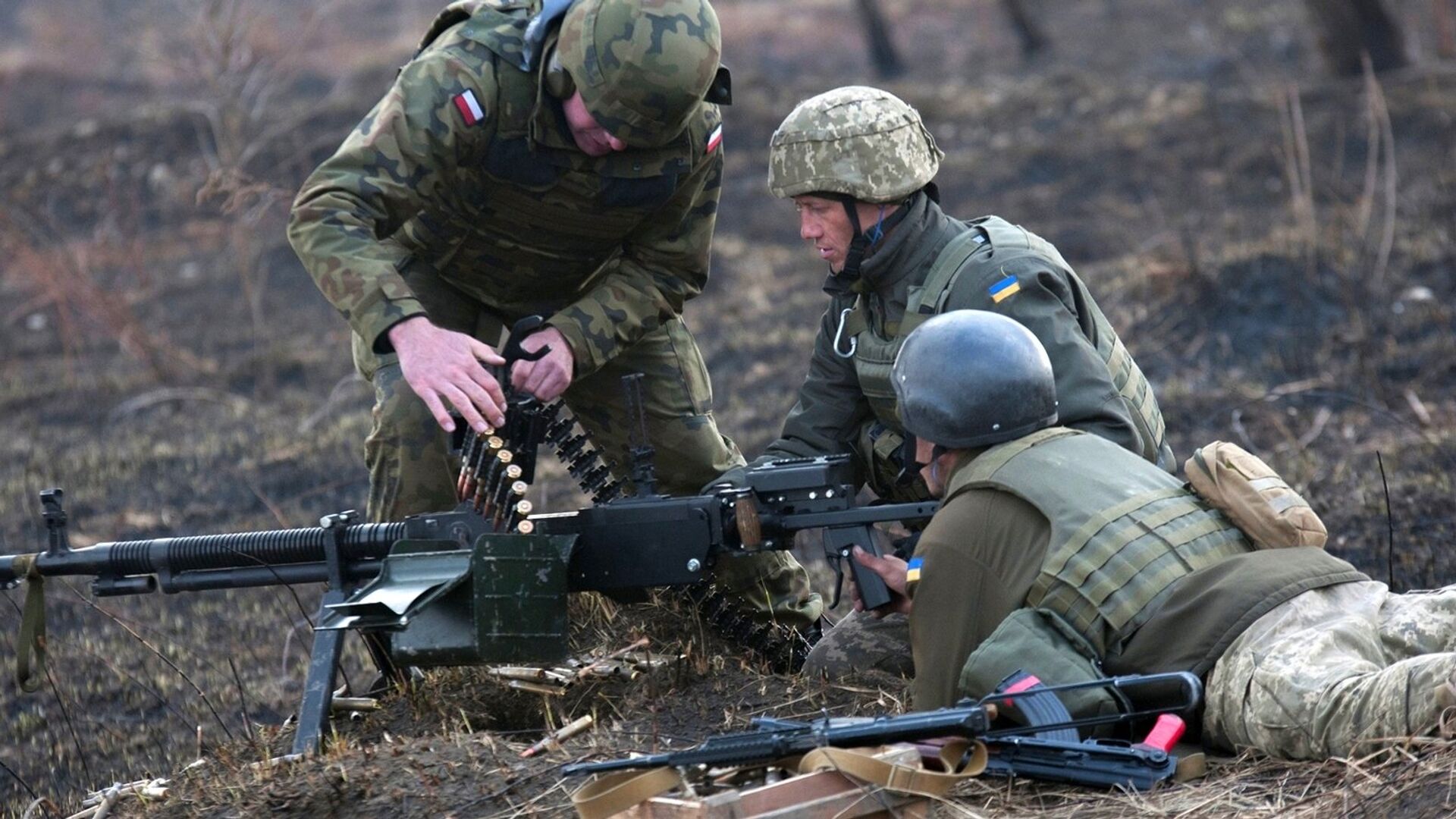  Ukrainian troops being 'trained' to handle their heavy machinegun by a Polish instructor, March 2017 - Sputnik International, 1920, 15.02.2022