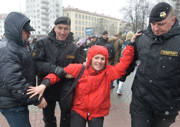 Special police officers apprehend a young woman during an unauthorized opposition rally in Minsk, March 25 Special police officers apprehend a young woman during an unauthorized opposition rally in Minsk, March 25 - Sputnik International