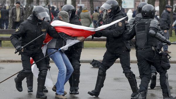 Belarus police detain a protester with an opposition flag during an opposition rally in Minsk, Belarus, Saturday, March 25, 2017 - Sputnik International