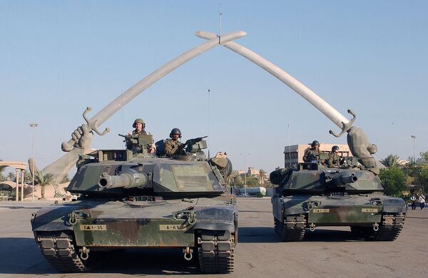 M1A1 Abrams pose for a photo under the Hands of Victory in Ceremony Square, Baghdad, Iraq - Sputnik International