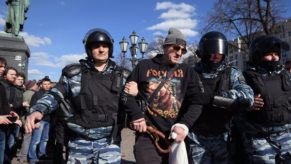 Police officers detain a participant in the unauthorized anti-corruption rally on Pushkinskaya Square in Moscow - Sputnik International