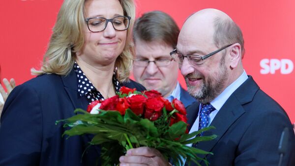 Social Democratic Party (SPD) leader Martin Schulz presents flowers to Anke Rehlinger, top candidate in the Saarland state elections, at the SPD headquarters in Berlin, Germany, March 27, 2017 - Sputnik International