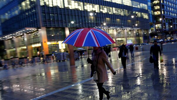 Workers walk in the rain at the Canary Wharf business district in London, Britain November 11, 2013. - Sputnik International