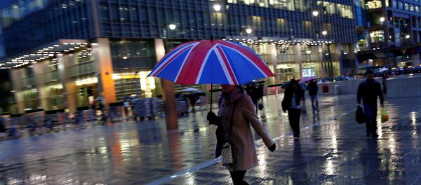 Workers walk in the rain at the Canary Wharf business district in London, Britain November 11, 2013. Workers walk in the rain at the Canary Wharf business district in London, Britain November 11, 2013. - Sputnik International