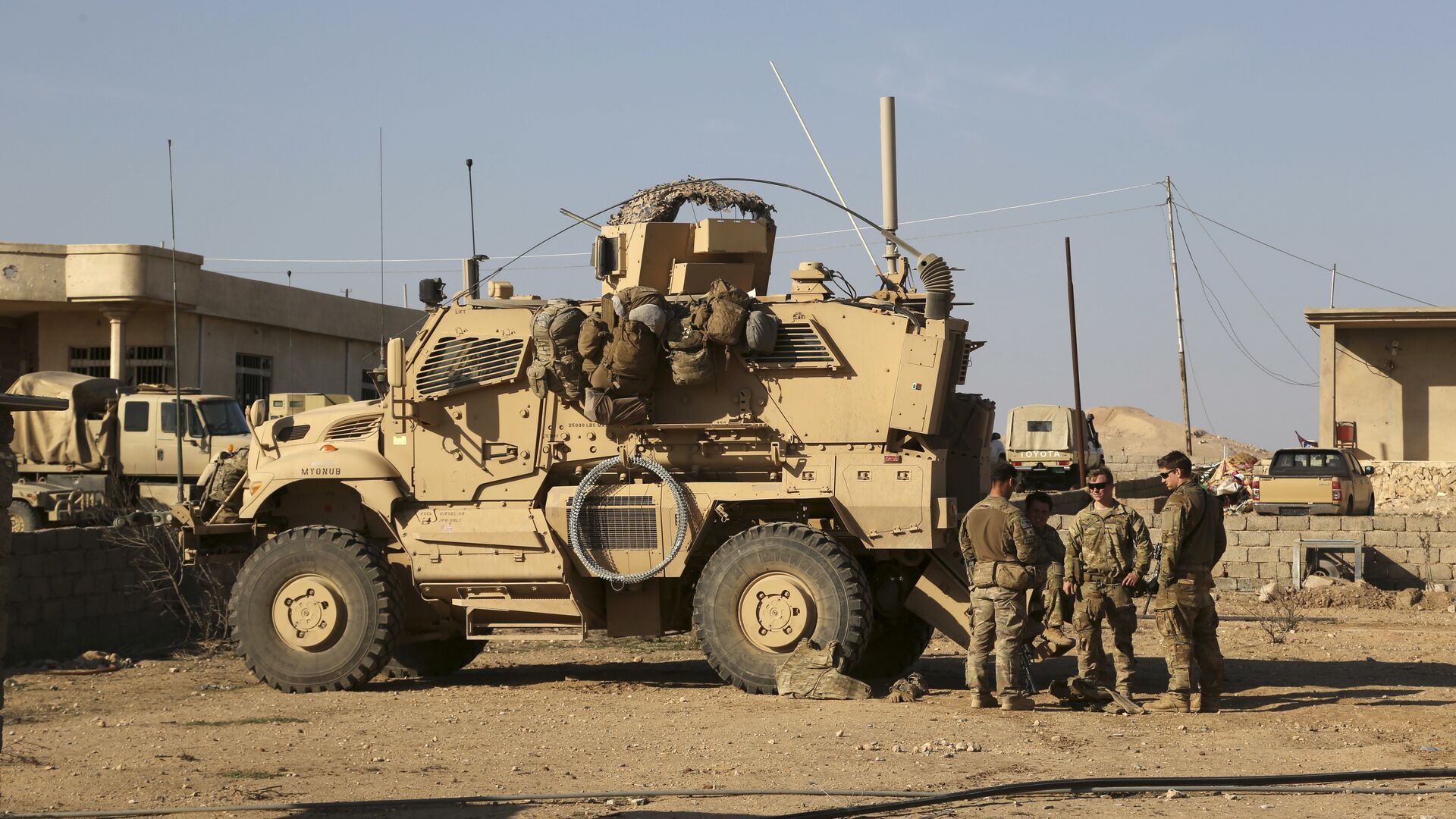 Feb. 23, 2017 photo, U.S. Army soldiers stand outside their armored vehicle on a joint base with Iraqi army south of Mosul, Iraq - Sputnik International, 1920, 20.03.2023