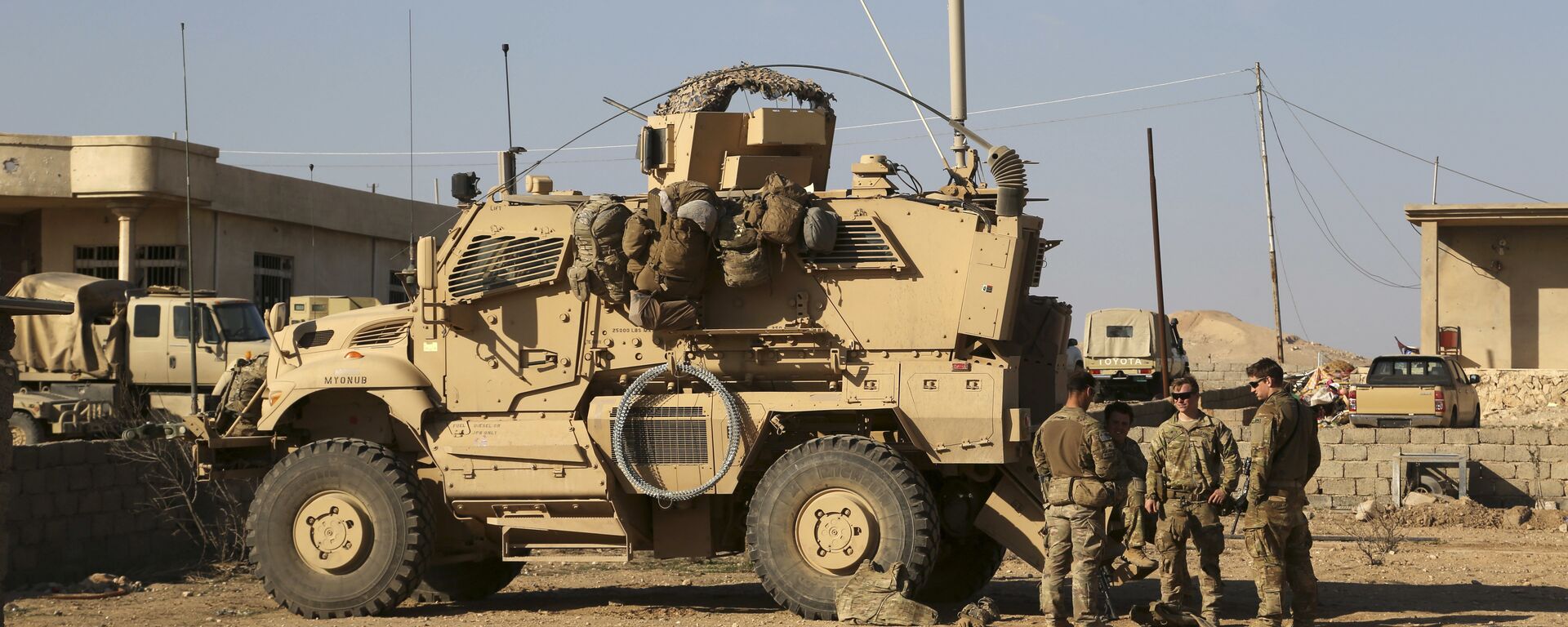 Feb. 23, 2017 photo, U.S. Army soldiers stand outside their armored vehicle on a joint base with Iraqi army south of Mosul, Iraq - Sputnik International, 1920, 20.03.2023