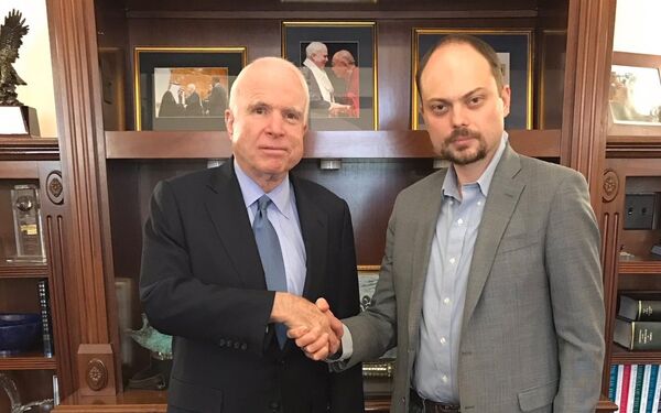 Vladimir Kara-Murza and John McCain - Sputnik International