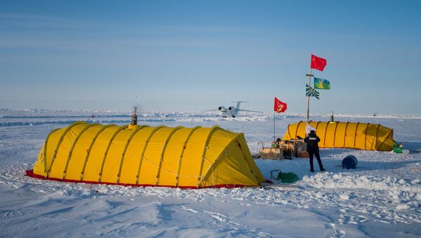 Barneo expedition drift ice camp in the Arctic. - Sputnik International