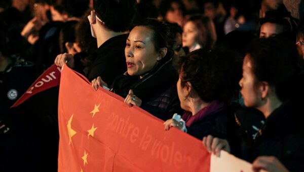 A woman holds a Chinese flag during a protest in front of the police headquarters in the 19th arrondissement of Paris on March 28, 2017, following the death of a Chinese national during a police intervention on March 26 - Sputnik International