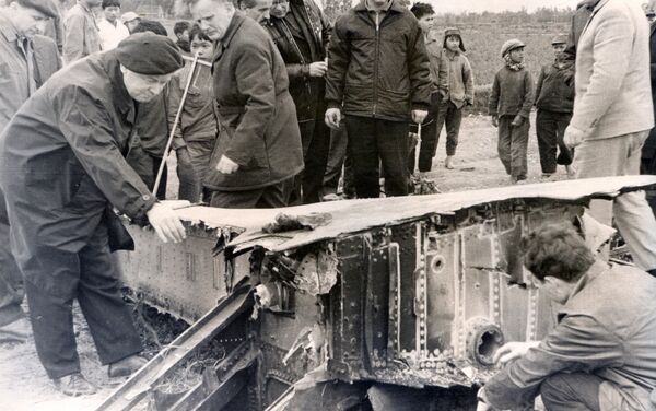 Soviet experts inspect the fragments of a B-52 bomber shot down over Hanoi in December 1972 - Sputnik International