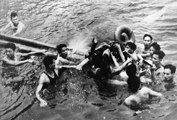 John McCain is pulled out of the Hanoi Lake on October 6, 1967 - Sputnik International